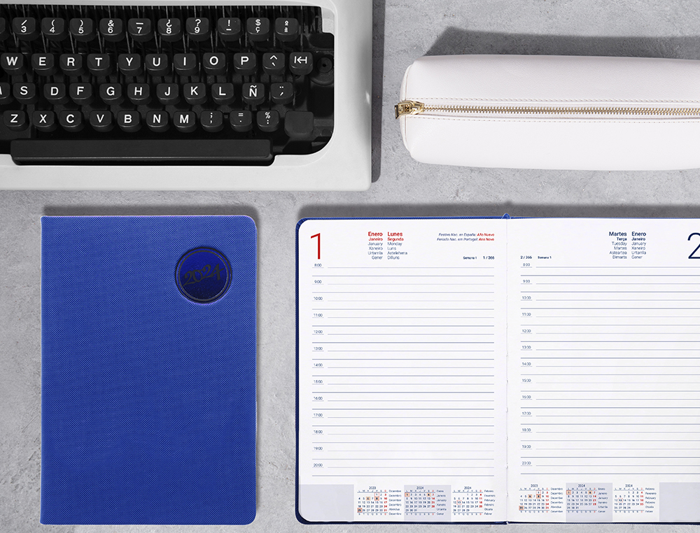 AGENDA ENCUADERNADA LIDERPAPEL KILKIS 15X21 CM 2024 DIA PAGINA COLOR AZUL PAPEL 70 GR